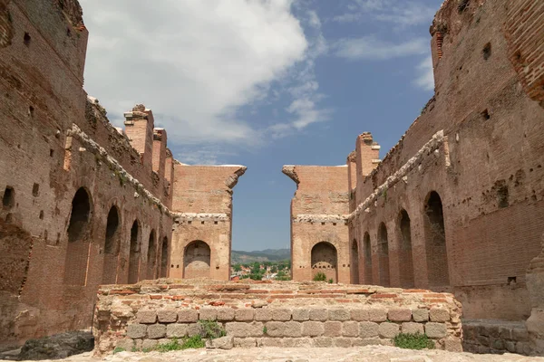 Kızıl Bazilika 'daki tarihi kütüphane antik Pergamon şehrinin eteğinde..