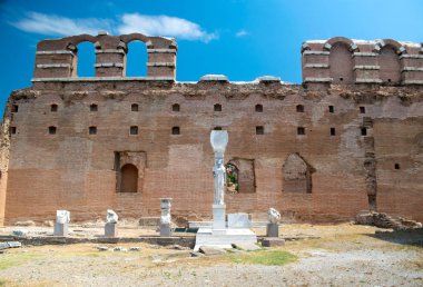 Pergamum 'daki antik kırmızı bazilika kalıntıları. Mısır tanrılarının tapınağı. Mısır yeraltı tanrısı Serapis 'in heykeli.
