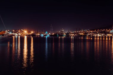 Bodrum limanının gece manzarası. Kentin ışıkları ve su yansıması, Bodrum, Türkiye