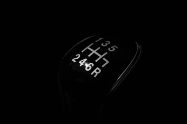 Siyah arkaplanda vites kolu