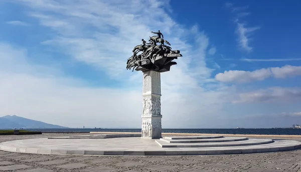 İzmir Cumhuriyet Ağacı, Gundogdu Meydanı. Boş meydan, anıt ve gökyüzü.