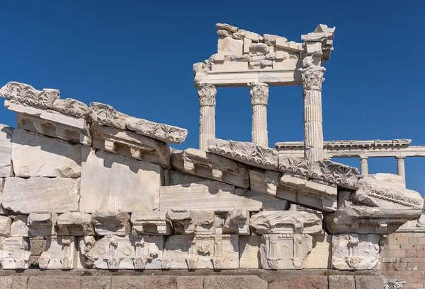 Detalhe Templo Trajano Pérgamo Artefatos Históricos Colunas Céu Azul Bergama — Fotografia de Stock