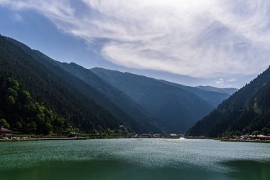 Dağ ve göl manzarası, Trabzon'da Uzun Göl (Uzungöl), Türkiye