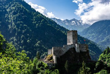 Zilkale, orman ve bulutlu dağların manzarası. Türkiye 'nin Camlihemsin, Rize, Karadeniz bölgesinde yer alan kale