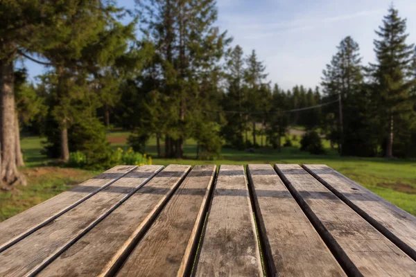 Holz Picknicktisch Als Hintergrund Hintergrund Für Fotomontage Geeignet Für Manipulationsarbeiten — Stockfoto