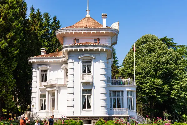 Trabzon, Türkiye - 3 Haziran 2019: Trabzon 'daki Atatürk Köşkü' nün dış görünüşü, bitki örtüsü ve insanlarla.