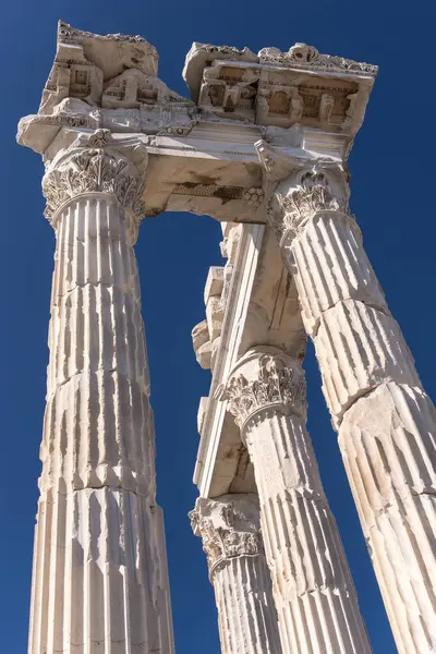 Pergamon Antique City, White columns ve sun, Bergama, Izmir