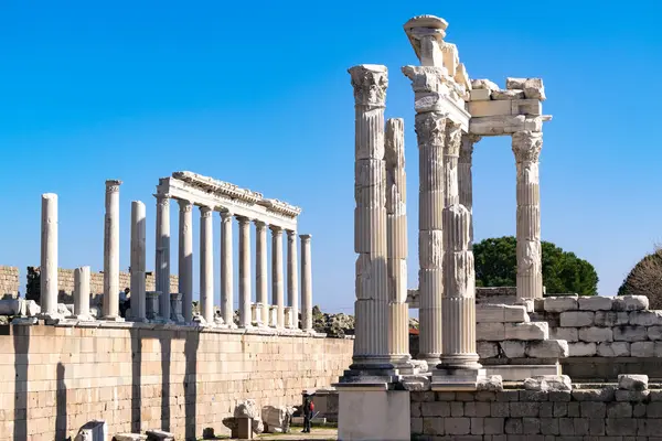 Pergamon Antique City White Column Sun Bergama Izmir 스톡 사진