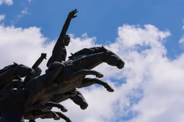Mavi gökyüzünde heykel silueti. İzmir 'deki Gndodu Meydanı' nda heykelin bir kesiti.