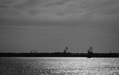 Siyah ve beyaz gökyüzü ve deniz, şehrin silueti, Bayrakli, Karsiyaka, İzmir