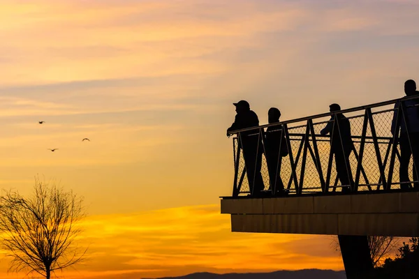 Menschensilhouetten Bei Sonnenuntergang Und Wolken Roten Himmel — Stockfoto