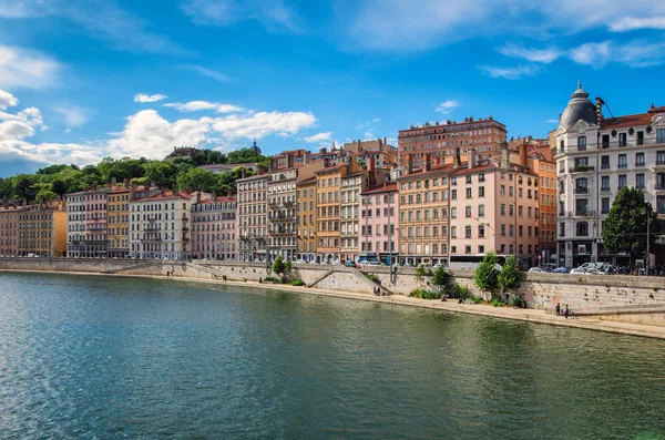 Lyon (França) edifícios antigos na cidade histórica perto do rio Saone — Fotografia de Stock