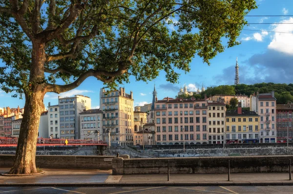 Lyon (Franciaország) festői kilátást a történelmi épületek, arany óra — Stock Fotó