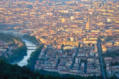 Turin (Torino) panorama adlı gündoğumu Mole Antonelliana ile