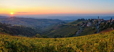 Le Langhe - Treiso ve peyzaj günbatımı, sonbahar renkleri