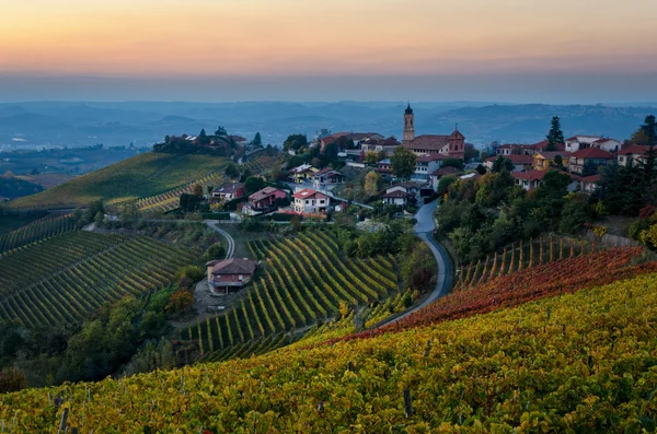 Le Langhe - Treiso та ландшафт в осінні кольори на заході сонця — стокове фото