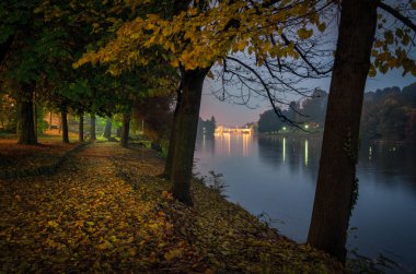 Turin (Torino) Parco del Valentino ve sonbahar renkleri Po Nehri