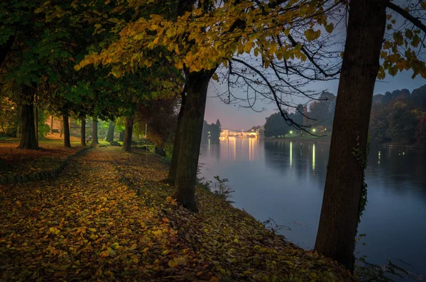 Turin (Torino) Parco del Valentino dan sungai Po dalam warna musim gugur — Stok Foto