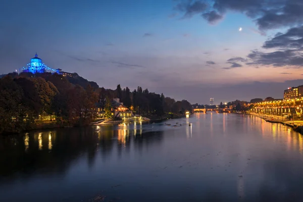 Turin (Torino) festői kilátás a Pó folyó Twilight — Stock Fotó