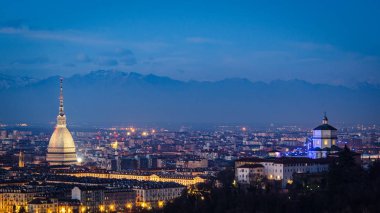 Turin (Torino) yüksek tanımlı panorama Mole Antonelliana ve Monte dei Cappuccini
