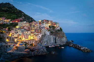 Alacakaranlıkta Manarola (Cinque Terre) yüksek tanım görünümü