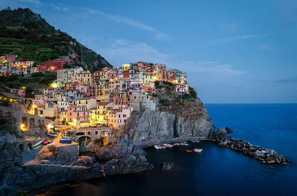 Манарола (Cinque Terre) вид высокой четкости при свете — стоковое фото