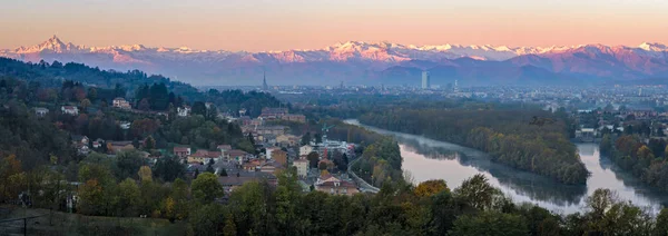 Turin (Turin) panorama haute définition sur les toits de la ville et Monviso au lever du soleil — Photo