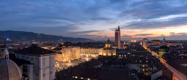Turijn (Torino) hoge definitie schilderachtige panorama met verbazingwekkend licht — Stockfoto