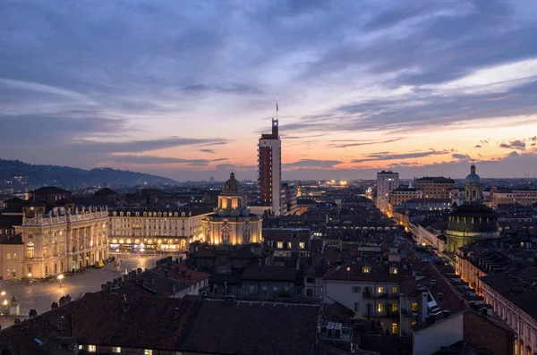 Turim (Torino) vista panorâmica sobre a Piazza Castello a partir da torre sineira da Catedral ao pôr do sol — Fotografia de Stock