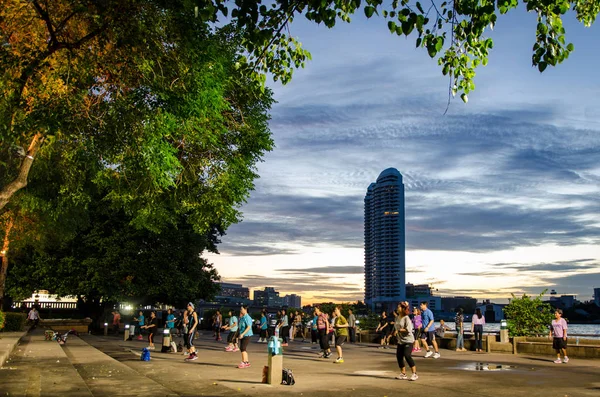 Бангкок, октябрь 2015: Тайский народ танцует в группе в общественном парке Санти Чай Пракан — стоковое фото
