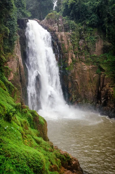 Nam Tok Heo Narok wodospadu w parku narodowym Khao Yai, Tajlandia — Zdjęcie stockowe