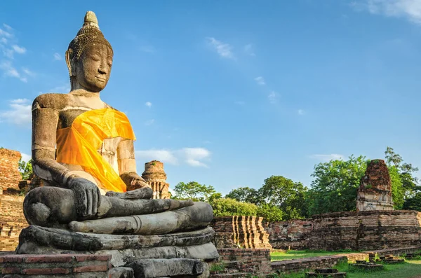 Ayutthaya (Tayland), eski bir tapınak kalıntıları (Wat Mongkol dev Buda heykeli) — Stok fotoğraf