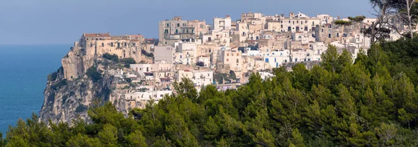 Peschici vista panorâmica de alta definição com o mar (Puglia, Itália ) — Fotografia de Stock