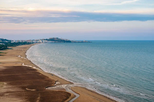 Vieste vista panorámica con el mar y la playa de Vieste (Puglia, Italia ) —  Fotos de Stock