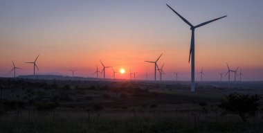 Rüzgar türbinleri günbatımı - yenilenebilir enerji kavramı