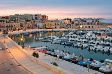 Bisceglie yumuşak günbatımı ışık (Puglia İtalya, eski liman)