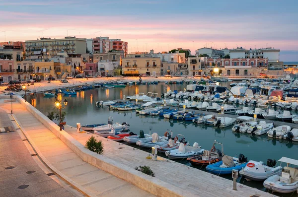 Bisceglie alter Hafen bei sanftem Sonnenuntergang (Apulien Italien) — Stockfoto