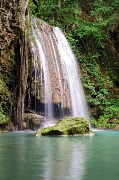 Cachoeiras Erawan (Tailândia) atmosfera de fadas no Parque Nacional Erawan — Fotografia de Stock
