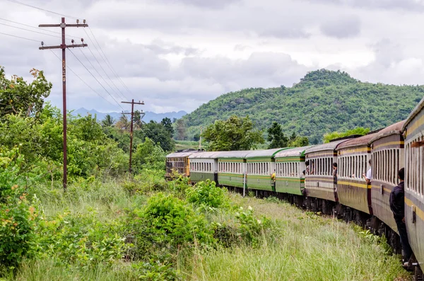 La ferrovia della morte da Kanchanaburi a Nam Tok, Thailandia — Foto Stock