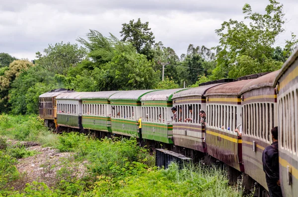 Ottobre 2015, Thailandia: La ferrovia della morte da Kanchanaburi a Nam Tok — Foto Stock