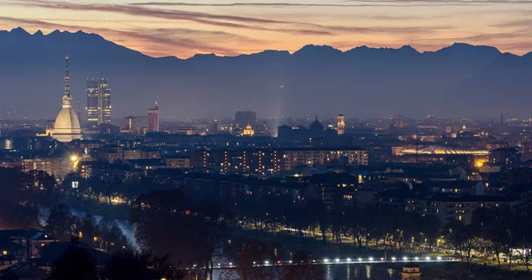 Turín (Torino) hermoso paisaje con Mole Antonelliana al atardecer —  Fotos de Stock