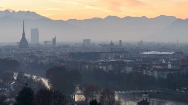 Turin (Torino) manzarası 4 k Mole Antonelliana ile hızlandırılmış gün batımında