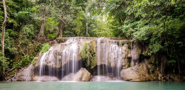 Chutes d'eau d'Erawan (Thaïlande) dans le parc national d'Erawan — Photo