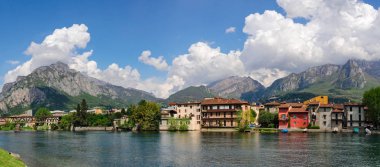 Pescarenico eski köy ve nehir Adda (Lecco)