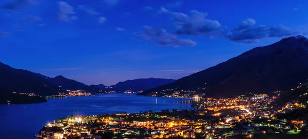 Lago di Como vue panoramique de nuit avec la ville de Gravedona au premier plan — Photo
