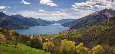 Lago di Como manzaralı panorama ile şehir Gravedona ön planda