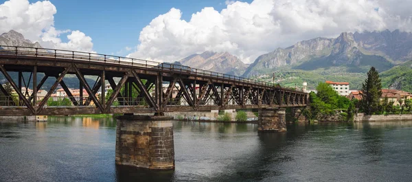 Ponte ferroviária de Lecco no rio Adda — Fotografia de Stock