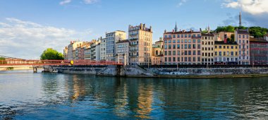 Nehir Saone batımında boyunca Lyon eski binalar