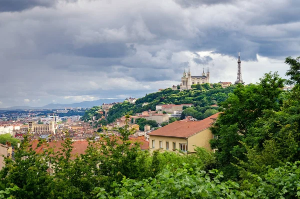 Lyon (França) Notre-Dame de Fourviere e torre metálica Imagens De Bancos De Imagens