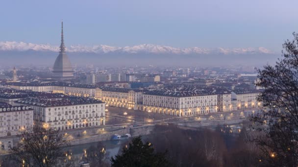 Turín (Torino) panorama lapso de tiempo desde el crepúsculo de la mañana hasta el día con Topo Antonelliana y Alpes — Vídeo de stock